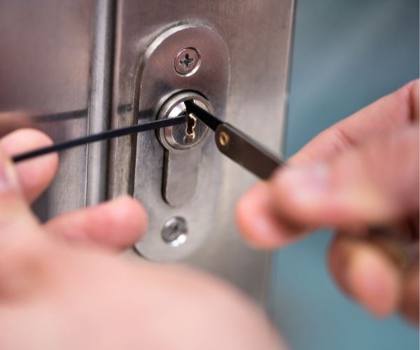 Låsåpning av dør utført av låsesmed